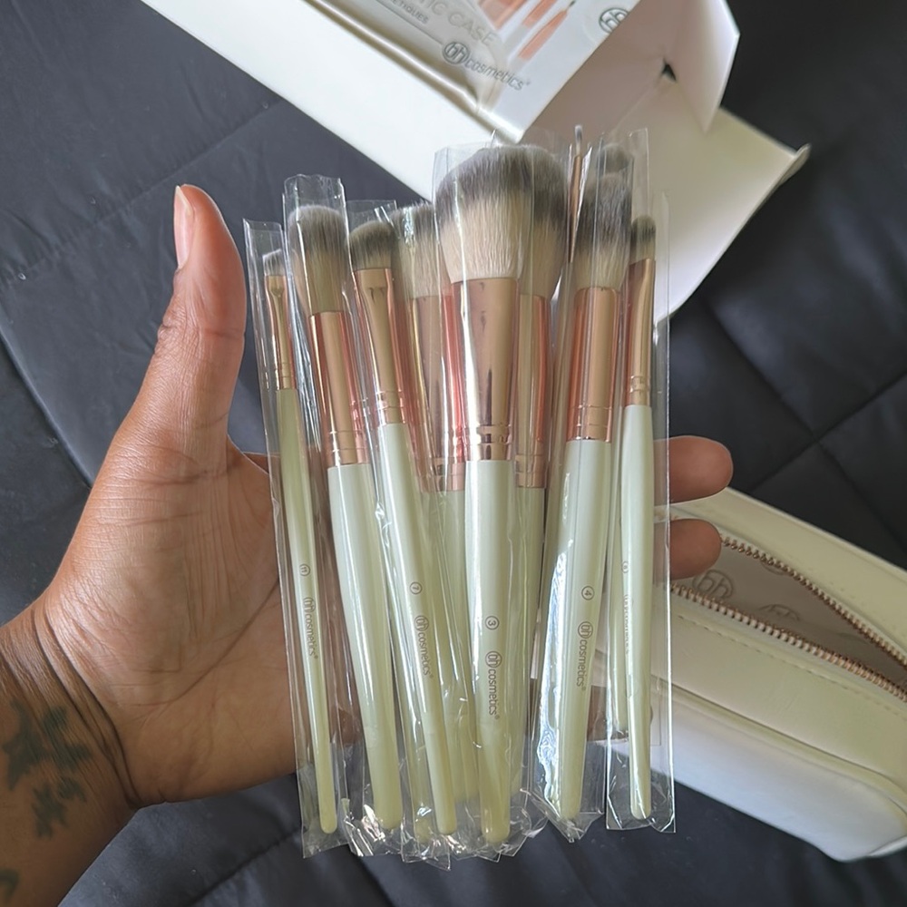 BH Cosmetics Rosé Romance Brush Set - Soft Pink - Picture 5 of 9